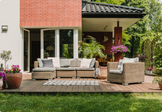 Juego de sillones de patio en el jardín del hogar en un día soleado.