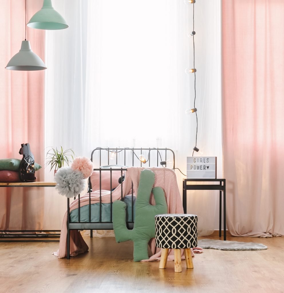 Habitación infantil con muebles metálicos modernos, creando un ambiente funcional y estilizado.